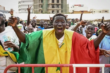 Cổ động viên Senegal tràn xuống đường ăn mừng như thể vô địch