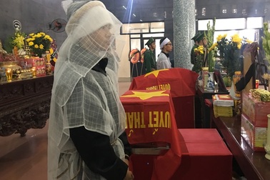 Xót xa chiếc quan tài rỗng trong lễ truy điệu 2 chiến sĩ biên phòng bị lũ cuốn