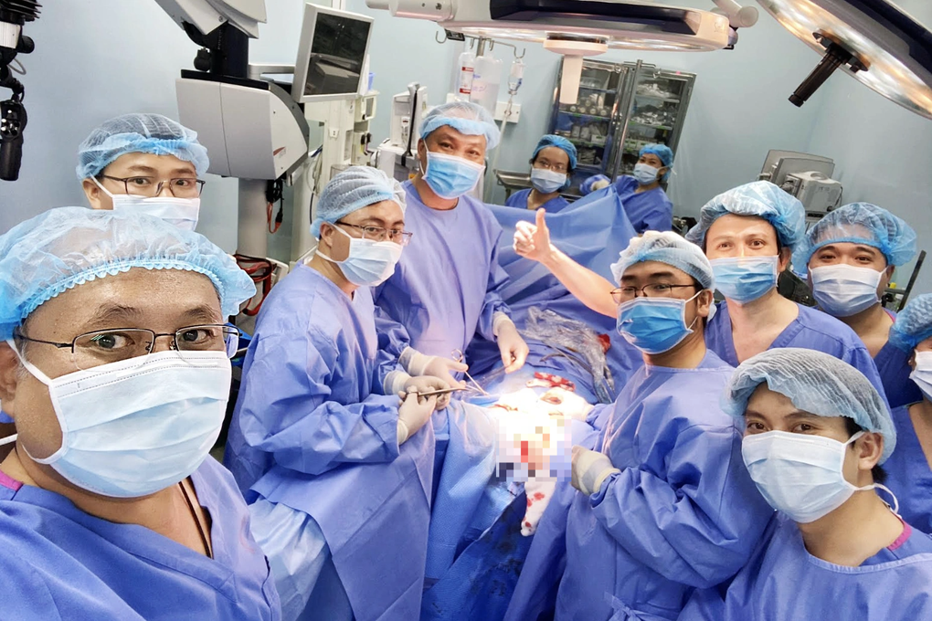 Dùng máy cắt cấp cứu người đàn ông gắn đai ốc vào của quý để kích thích - 3 Dùng máy cắt cấp cứu người đàn ông gắn đai ốc vào của quý để kích thích - 3