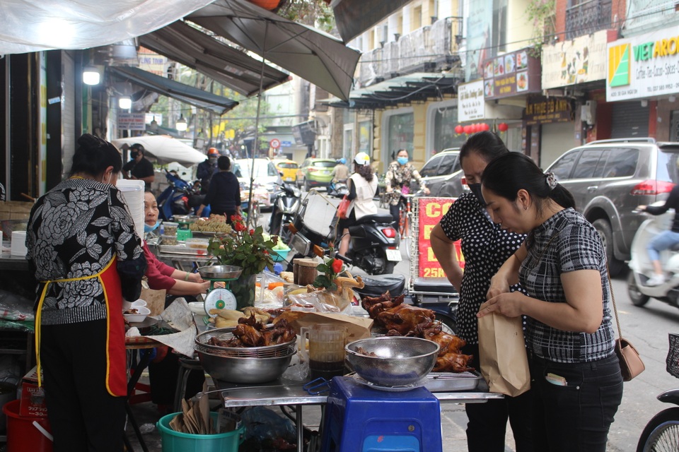 Gà ngậm hoa hồng đắt khách tại chợ nhà giàu Hà Nội ngày Rằm tháng Giêng - 12 Gà ngậm hoa hồng đắt khách tại chợ nhà giàu Hà Nội ngày Rằm tháng Giêng - 12