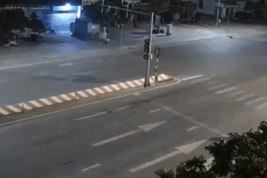 Xe container lao lên dải phân cách rồi lật nghiêng, nghi tài xế ngủ gật