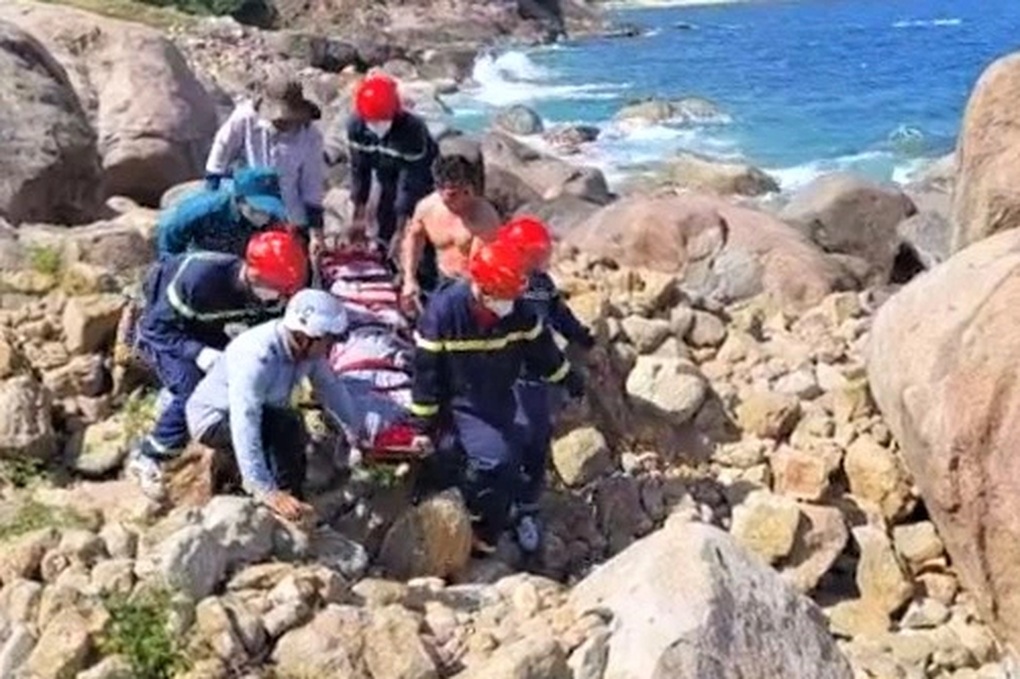 Phát hiện thi thể đang phân hủy dưới ghềnh đá ở bán đảo Sơn Trà - 1 Phát hiện thi thể đang phân hủy dưới ghềnh đá ở bán đảo Sơn Trà - 1