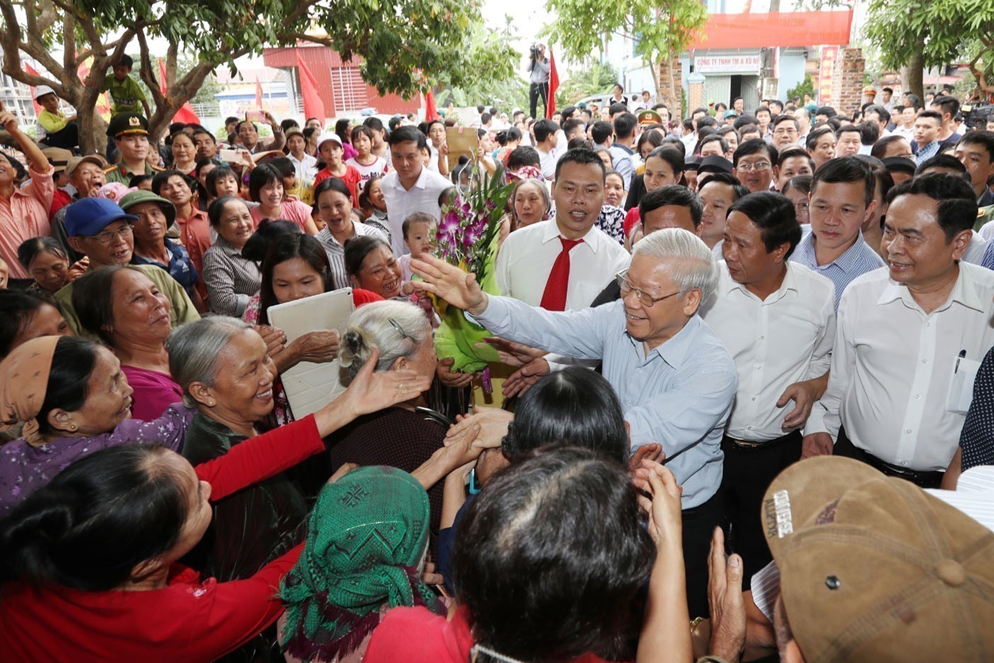 Hình ảnh Tổng Bí thư Nguyễn Phú Trọng gần gũi, bình dị giữa nhân dân - 2