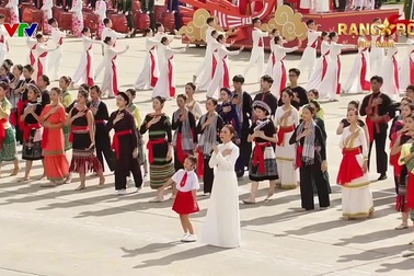 Mỹ Tâm và bé Hà Thủy Tiên hát Tiến quân ca và Giai điệu tự hào gây xúc động