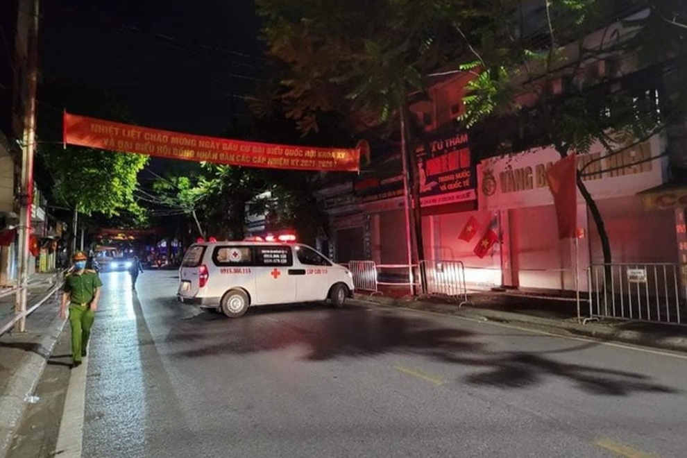 Xử phạt cặp vợ chồng F0 bỏ khẩu trang, nhổ nước bọt ở sân bệnh viện - 1 Xử phạt cặp vợ chồng F0 bỏ khẩu trang, nhổ nước bọt ở sân bệnh viện - 1