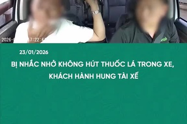 Bị nhắc nhở không hút thuốc lá trong xe, khách hành hung tài xế