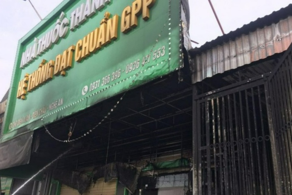 Bất cẩn lúc hàn xì, nhà thuốc bốc cháy dữ dội giữa chợ - 1 Bất cẩn lúc hàn xì, nhà thuốc bốc cháy dữ dội giữa chợ - 1
