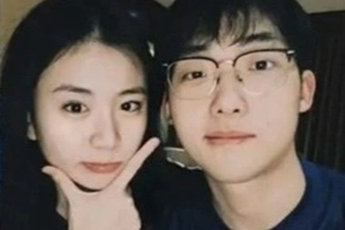 Quên tắt mic khi quay, BLV Olympic lộ "chuyện riêng" với bạn gái trên sóng