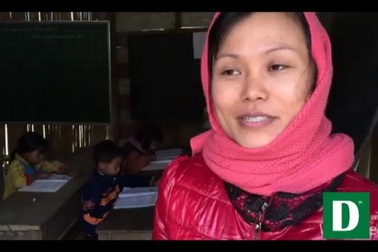 Cảm phục vợ chồng giáo viên cắm bản dạy học bằng 3 thứ tiếng