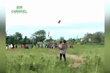 Kinh hoàng cảnh bé trai bị diều khổng lồ hất lên trời rồi rơi xuống đất