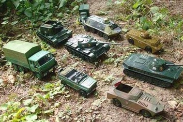 Các nhà ngoại giao Nga trêu chọc NATO bằng xe tăng đồ chơi