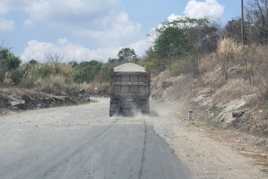 Bài 2: Cát lậu ùn ùn chở ra ngoài, chính quyền nói "chưa nghe"