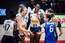 Xác định hai cặp đấu tứ kết đầu tiên của giải bóng chuyền nữ thế giới