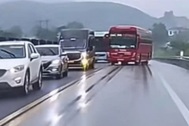 Tài xế xe khách bị phạt tiền vì vượt ẩu trên cao tốc Nội Bài - Lào Cai