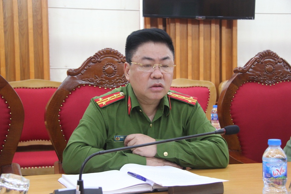 Công an Hưng Yên lý giải vì sao CSGT để mặc “người lạ” bắt dân xóa clip - 1 Công an Hưng Yên lý giải vì sao CSGT để mặc “người lạ” bắt dân xóa clip - 1