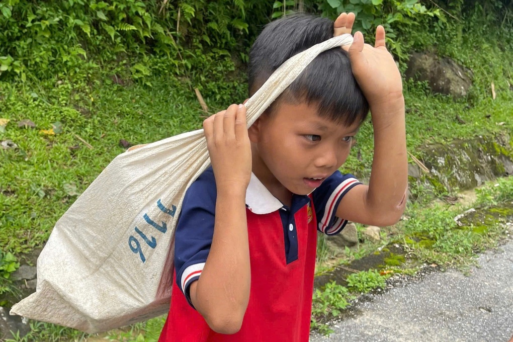Hành trình gùi nhu yếu phẩm băng rừng, lội suối về bản của bà con vùng lũ - 3 Hành trình gùi nhu yếu phẩm băng rừng, lội suối về bản của bà con vùng lũ - 3