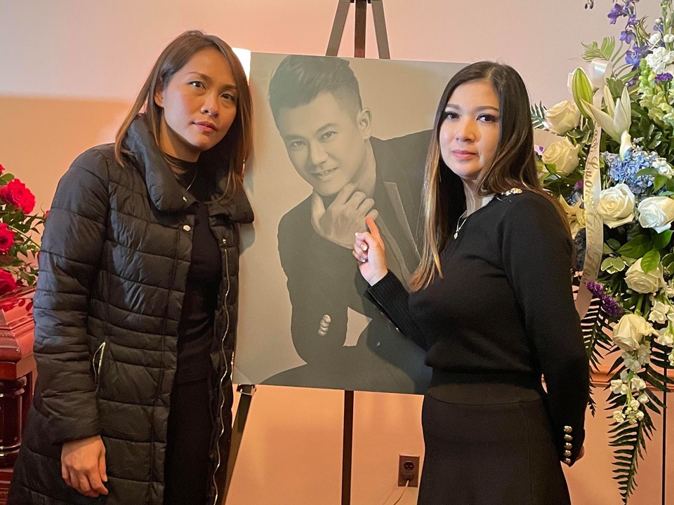 Đồng nghiệp nghẹn ngào khi thấy chiếc micro an táng cùng Vân Quang Long - 12 Đồng nghiệp nghẹn ngào khi thấy chiếc micro an táng cùng Vân Quang Long - 12