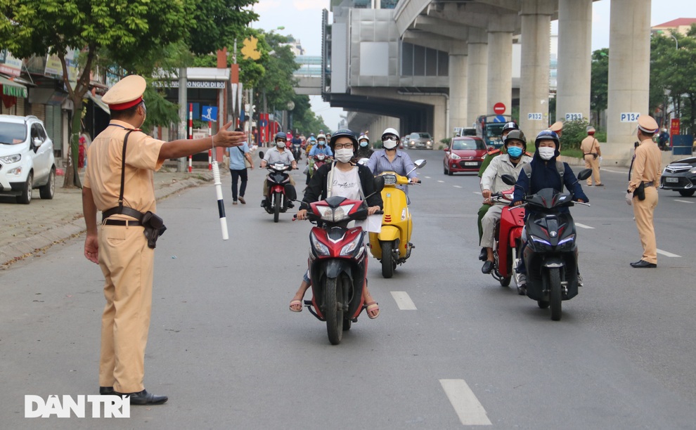Hàng nghìn người Hà Nội đổ ra đường sau thông báo dùng giấy đi đường cũ - 8 Hàng nghìn người Hà Nội đổ ra đường sau thông báo dùng giấy đi đường cũ - 8