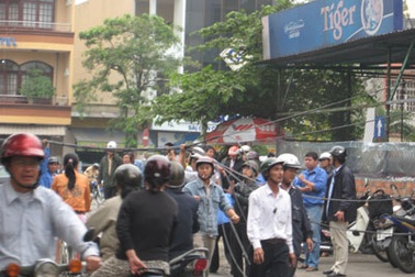 Hú hồn vì bó dây cáp rơi bất thình lình