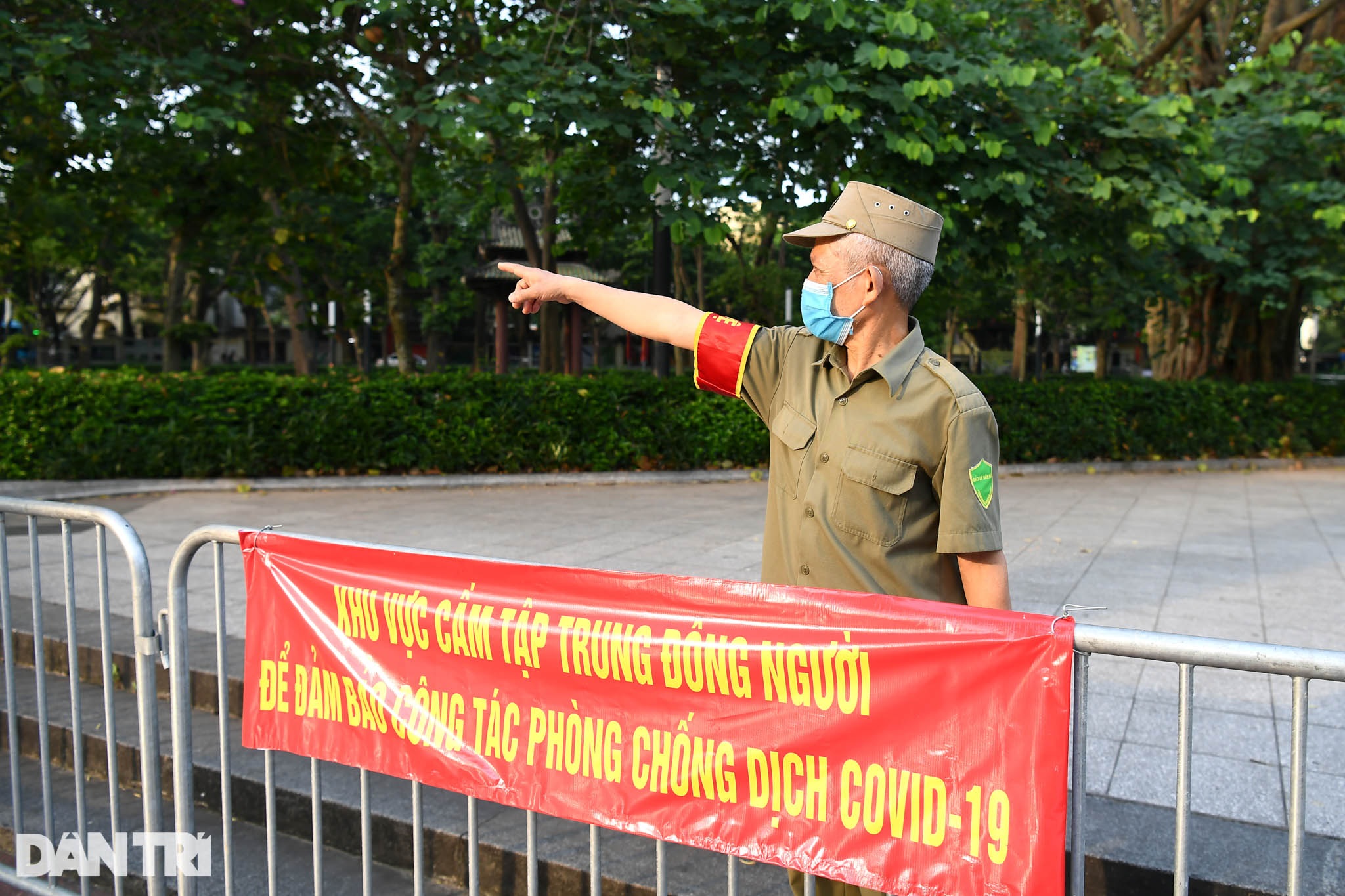 Lập chốt ngăn người dân chui rào, tụ tập trong các công viên ở Hà Nội - 15 Lập chốt ngăn người dân chui rào, tụ tập trong các công viên ở Hà Nội - 15