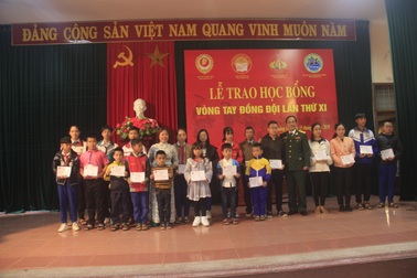 Trao học bổng cho gần 90 học sinh, sinh viên con em cựu quân nhân, gia đình chính sách