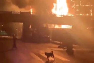 Hai siêu thị của quân đội Myanmar bất ngờ bốc cháy