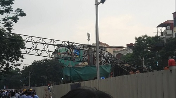 Thi công tuyến Metro Nhổn - Ga Hà Nội để cần cẩu đổ bẹp nhà dân.