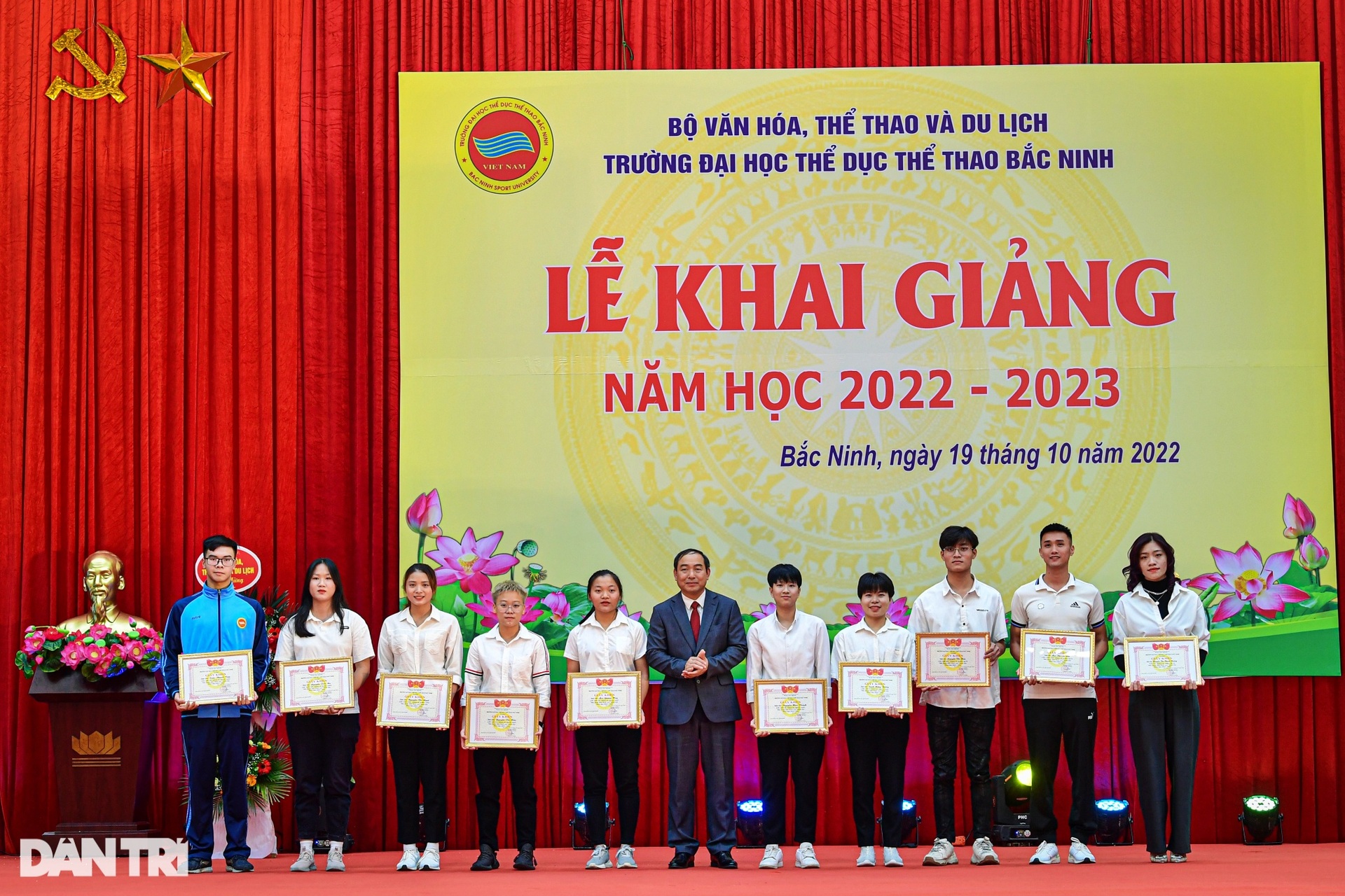 Kỷ lục gia Linh Na cùng loạt VĐV kiện tướng dự khai giảng Đại học TDTT - 9 Kỷ lục gia Linh Na cùng loạt VĐV kiện tướng dự khai giảng Đại học TDTT - 9