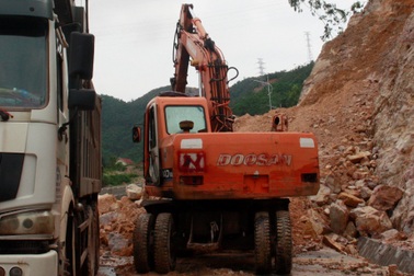 Di dời hàng chục hộ dân do sạt lở đất đá, lún nứt quốc lộ 18