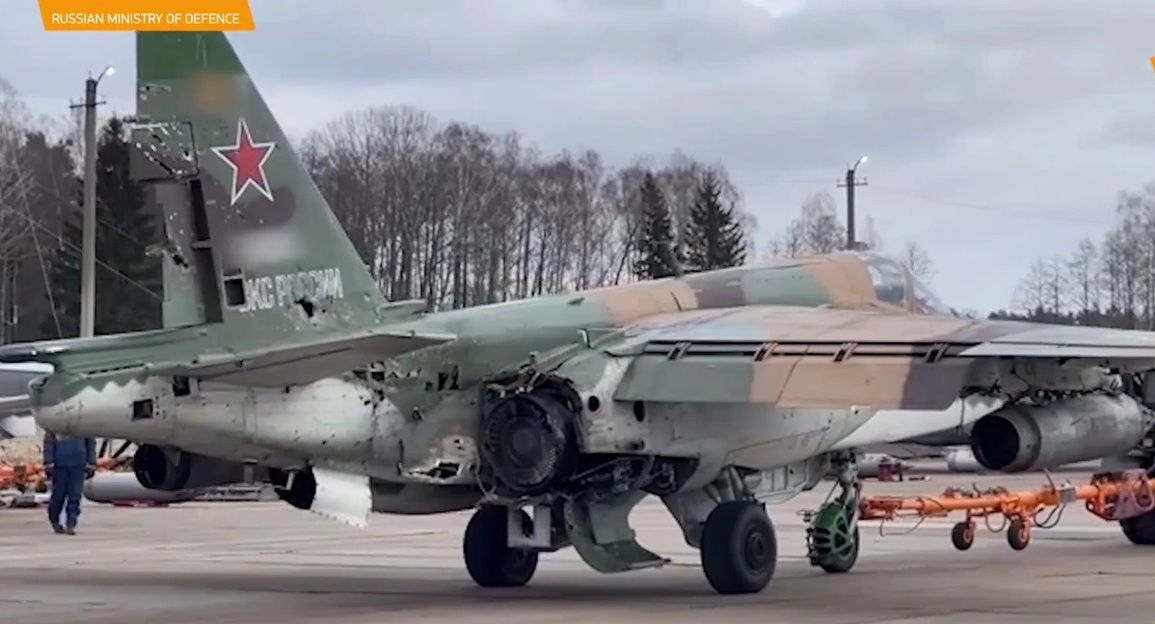 Máy bay Su-25 Nga bị tên lửa Ukraine bắn trúng động cơ - 1 Máy bay Su-25 Nga bị tên lửa Ukraine bắn trúng động cơ - 1