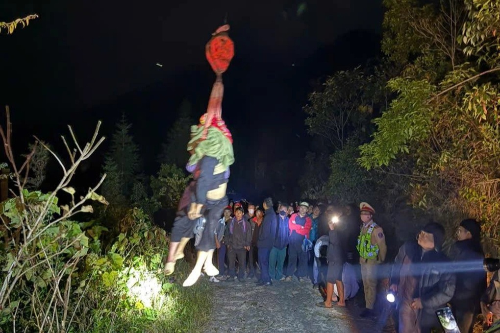 Ba người đi xe máy rơi xuống vực sâu, một nạn nhân tử vong - 1 Ba người đi xe máy rơi xuống vực sâu, một nạn nhân tử vong - 1