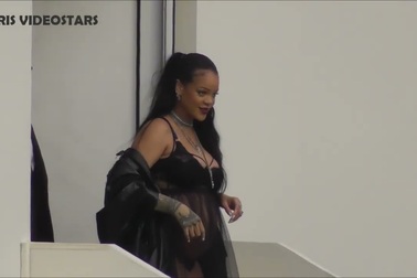 Rihanna khoe bụng bầu khi đi xem buổi diễn thời trang