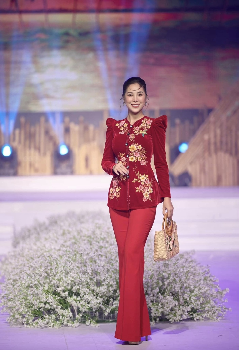 Từng đội vương miện 1,5 tỷ, cô gái về quê bán cá khô hút triệu lượt xem - 10