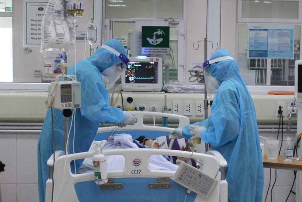 Hà Nội: Ca Covid-19 nặng tổn thương phổi 75%, chi viện thuốc hiếm điều trị - 2 Hà Nội: Ca Covid-19 nặng tổn thương phổi 75%, chi viện thuốc hiếm điều trị - 2