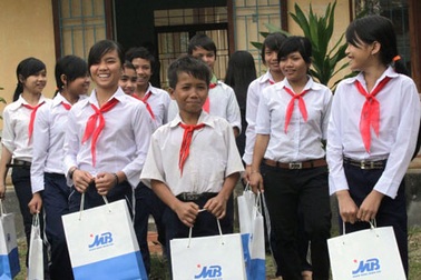 Một triệu cuốn vở…” đến với học sinh nghèo tỉnh Bình Định