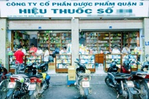 Nhiều cơ sở ở TPHCM sản xuất mỹ phẩm "chui", mua bán thuốc trôi nổi