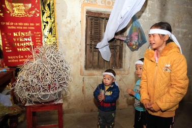 Người cha bị máy cày đè tử vong, 3 đứa trẻ chờ bố về mua sữa trong vô vọng