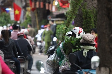 Người dân ùn ùn đổ về chợ Bưởi mua hoa chơi Tết