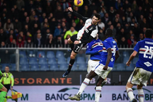 C.Ronaldo lần thứ hai liên tiếp giành giải cầu thủ xuất sắc nhất Serie A