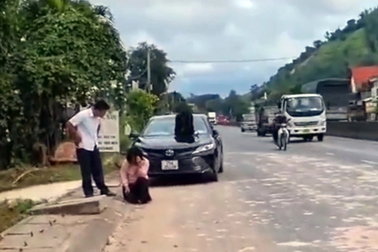 Vụ người đàn ông đạp vào đầu một phụ nữ đang quỳ: Vì sao không xử phạt?