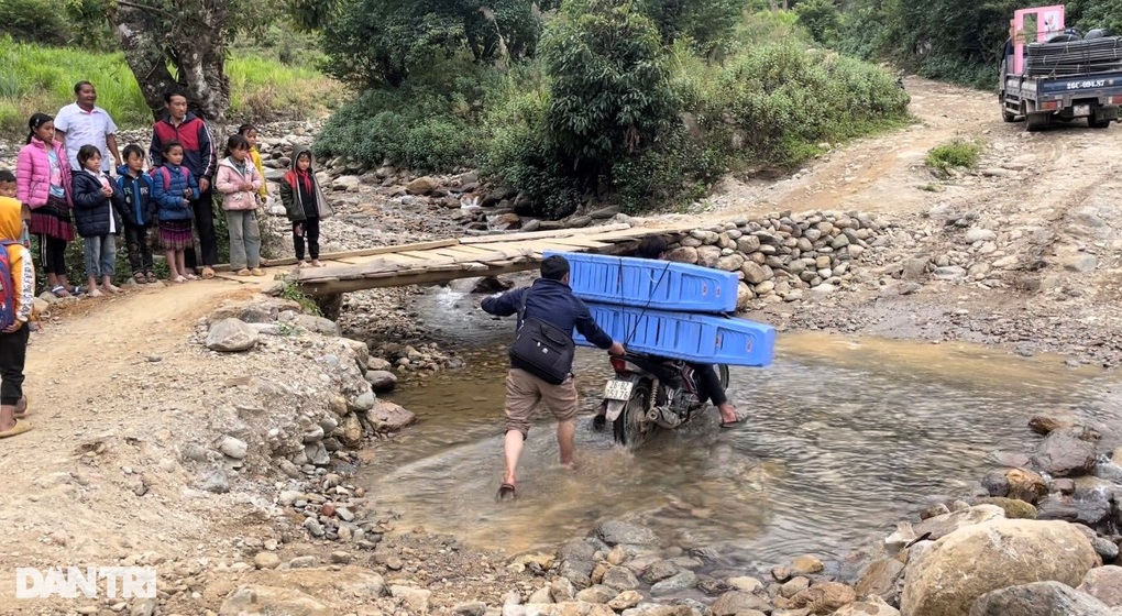 Người đàn ông mất vì không thể vượt lũ đi viện... và nỗi khao khát xây cầu - 9 Người đàn ông mất vì không thể vượt lũ đi viện... và nỗi khao khát xây cầu - 9