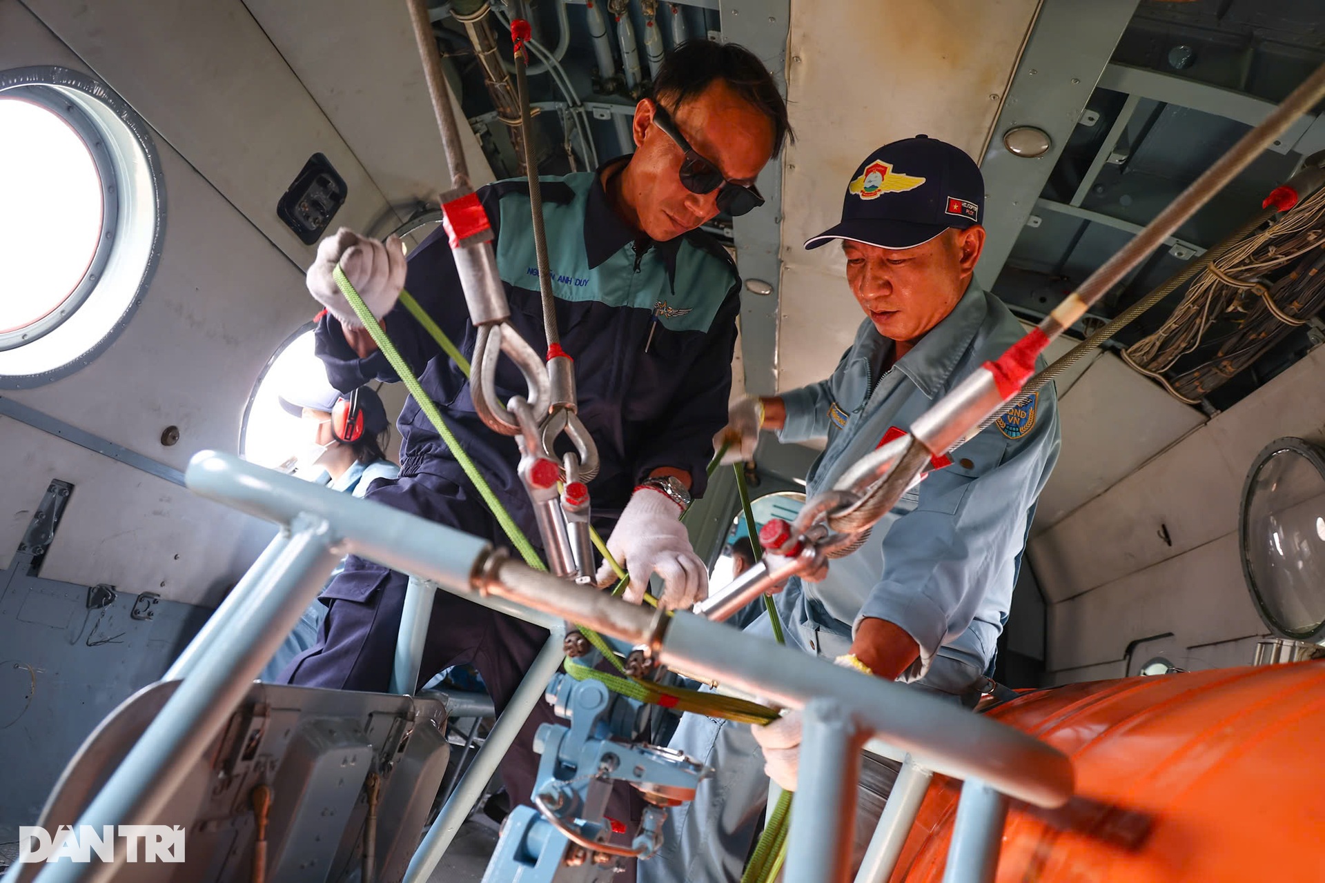 10 trực thăng huấn luyện bay kéo cờ Đảng, cờ Tổ quốc trên bầu trời Biên Hòa - 3 10 trực thăng huấn luyện bay kéo cờ Đảng, cờ Tổ quốc trên bầu trời Biên Hòa - 3
