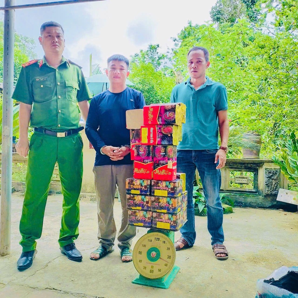 Bắt đối tượng vận chuyển 38kg pháo hoa nổ do nước ngoài sản xuất - 1 Bắt đối tượng vận chuyển 38kg pháo hoa nổ do nước ngoài sản xuất - 1