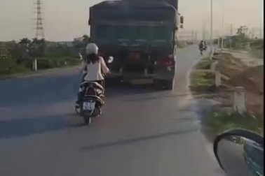 Rùng mình tình huống bám đuôi xe ben của "nữ ninja"