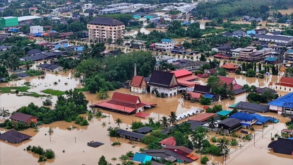 Người Thái Lan hoảng loạn đu dây điện thoát thân khỏi lũ lụt nghiêm trọng - 3
