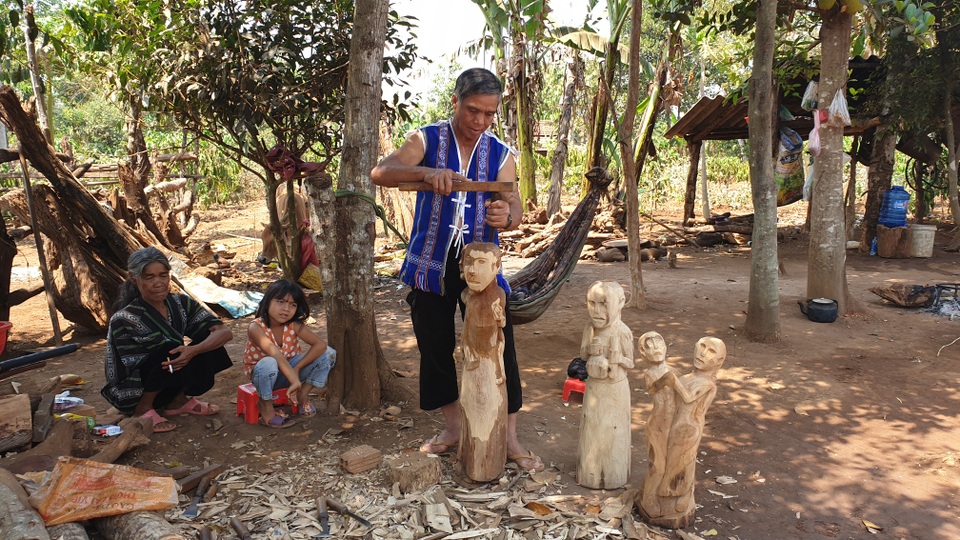 Nghệ nhân Jrai “thổi hồn” vào tượng gỗ - 2