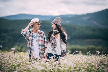 Ảnh cưới ngập sắc hoa của cặp đôi “yêu không cần ngỏ lời”