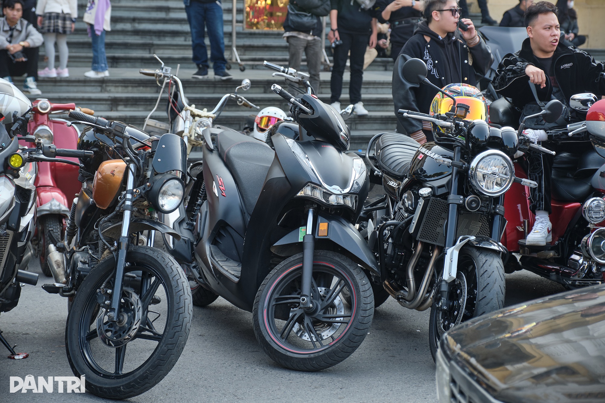 Motociclistas de Hanói se reúnem nas ruas para dar as boas-vindas ao Ano do Dragão - 7 Người chơi mô-tô tại Hà Nội xuống phố tụ họp chào xuân Giáp Thìn - 7