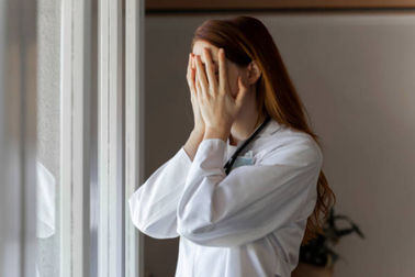 Từ vụ "tiểu tam" tạt axit vợ người tình ở Nghệ An: Khi đàn bà "ghen ngược"