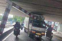 Xe tải húc sập thanh chắn giới hạn chiều cao rồi kẹt dưới gầm cầu ở TPHCM